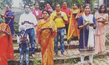 अयोध्या में श्रीराम मंदिर के शिलान्यास होने पर रांची में महिलाओं ने किया हनुमान चालीसा का पाठ