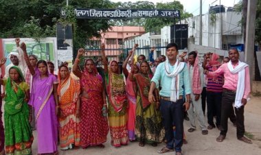 प्रधानमंत्री आवास योजना में ग़रीबों से आवास सहायक कर रहे हैं लाखों की लूट , प्रशासन मौन