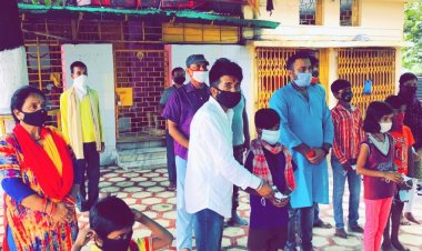 पूर्व प्रधानमंत्री “अटल बिहारी बाजपेयी” की पुण्यतिथि पर मास्क व सेनेटाइजर वितरण किया गया ।।