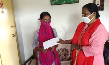 छात्रा को कॉलेज में नामांकन के लिए वार्ड पार्षद उर्मिला यादव ने किया आर्थिक सहयोग