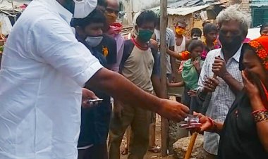 जरूरतमंद लोगों के बीच नि:शुल्क दवा का वितरण किया गया