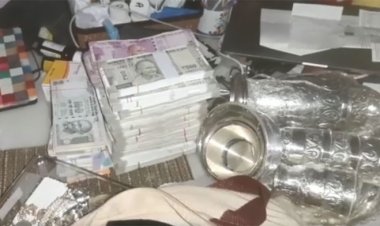 निगरानी के शिकंजे में कार्यपालक अभियंता,14 लाख CASH,आधा किलो सोना-चाँदी सहित कई फ़्लैट के काग़ज़ात ज़ब्त