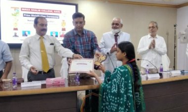 मिर्ज़ा गालिब कॉलेज गया के पुरस्कार वितरण समारोह में पहुंचे आयुक्त मगध प्रमंडल गया