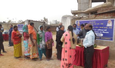 ट्रस्ट ने किया निर्धन,लाचार ग्रामीणों के बीच भोजन वितरण