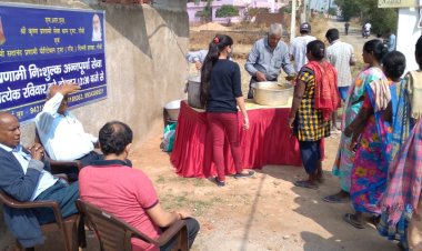 प्रणामी निःशुल्क अन्नपूर्णा भोजन-प्रसाद सेवा में निर्धन ग्रामीणों को कराया गया भोजन