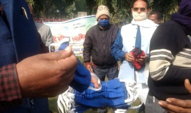सृष्टि महिला स्वाभिमान ट्रस्ट के संस्थापक ने किया मास्क का वितरण