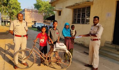 चक्रधरपुर पुलिस ने बेसहारा बच्चों को सहयोग कर मानव सेवा की मिसाल पेश की