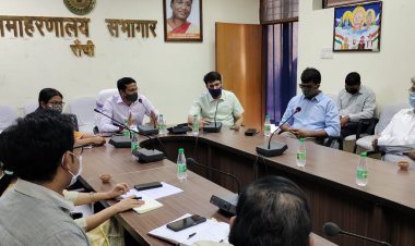 उपायुक्त छवि रंजन ने निजी अस्पताल संचालकों संग की बैठक