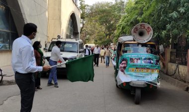 कोरोना संक्रमण से बचाव को लेकर उपायुक्त छवि रंजन ने प्रचार वाहनों को किया रवाना