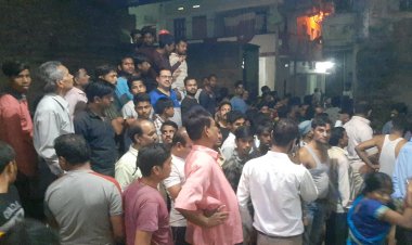 तीन मंजिला मकान में लगी भीषण आग, कारण शॉर्ट सर्किट बताया गया