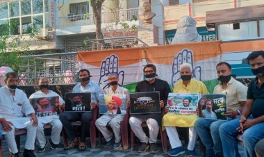 सदन से सड़क तक कांग्रेस पार्टी सहित विपक्षी दलों के नेताओ, कार्यकर्ताओं ने काला कपड़ा पहन कर विरोध प्रदर्शन किया