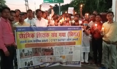 शिक्षक अभ्यार्थियों ने बहाली प्रक्रिया नहीं होने पर शांतिपूर्ण कैंडल मार्च निकाला, सरकार का जताया विरोध