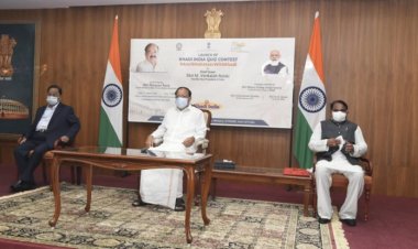 उपराष्ट्रपति ने लोगों से खादी को ‘नेशनल फैब्रिक’ मानने और इसके व्यापक इस्तेमाल की अपील की