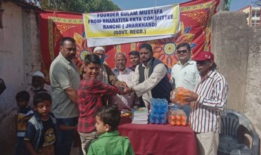 एकता एकेडमी के बच्चों के बीच बांटे पठन-पाठन सामग्री