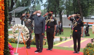 राष्ट्रपति ने कारगिल विजय दिवस के अवसर पर डैगर युद्ध स्मारक पर पुष्पांजलि अर्पित की
