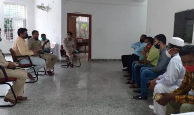 मुस्लिम बुद्धिजीवियों ने धार्मिक आयोजन न करने और घर पर नमाज पढ़ने पर दी सहमति ।