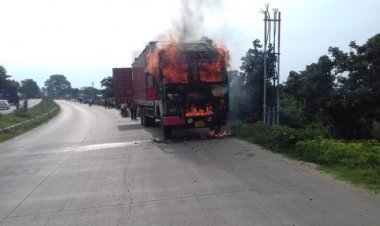 चलती कंटेनर में लगी आग,आधी कंटेनर जलकर खाख।