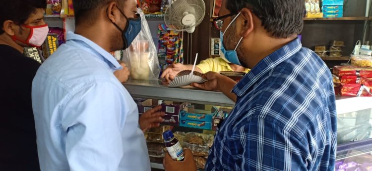 रक्षा बंधन के मद्देनजर मिठाई दुकानों पर जांच टीम की पैनी नज़र,ऑन स्पॉट सैंपल की जांच।