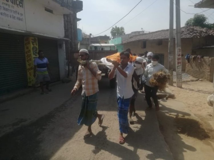 “राम नाम सत्य है” के नारे के साथ मुसलमानों ने दिया इंसानियत का परिचय , हिंदू शव को दिया कंधा और किया अंतिम संस्कार ।