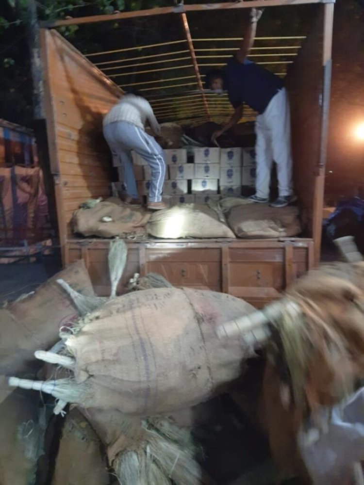 खजूर झाड़ू के नीचे छिपाकर ले जाया जा रहा था शराब, पुलिस ने छापेमारी के दौरान किया 245 पेटी शराब जब्त