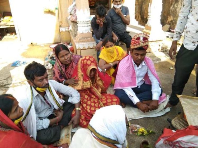 घर मे पड़ा रहा पिता का शव, मन्दिर में बेटी ने रचाई शादी