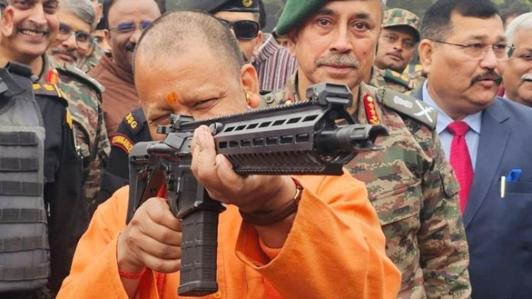 शास्त्र के साथ शस्त्र भी… असॉल्ट राइफल के साथ CM योगी की तस्वीर देख याद आया वो इंटरव्यू