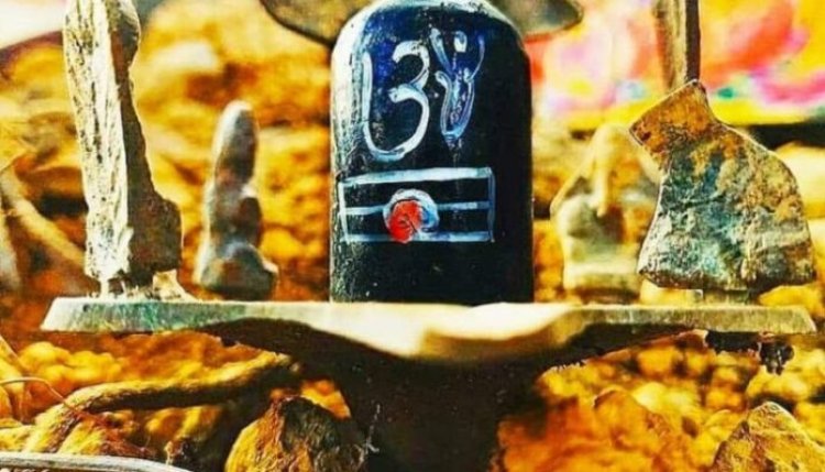 चाईनीज महिला ने मंदिर में लगे शिवलिंग को उखाड़ा