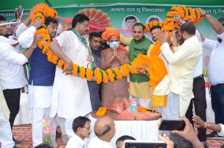 केंद्रीय मंत्री आरसीपी सिंह के गया आगमन पर युवा जदयू ने ढ़ोल नगाड़े के साथ किया स्वागत