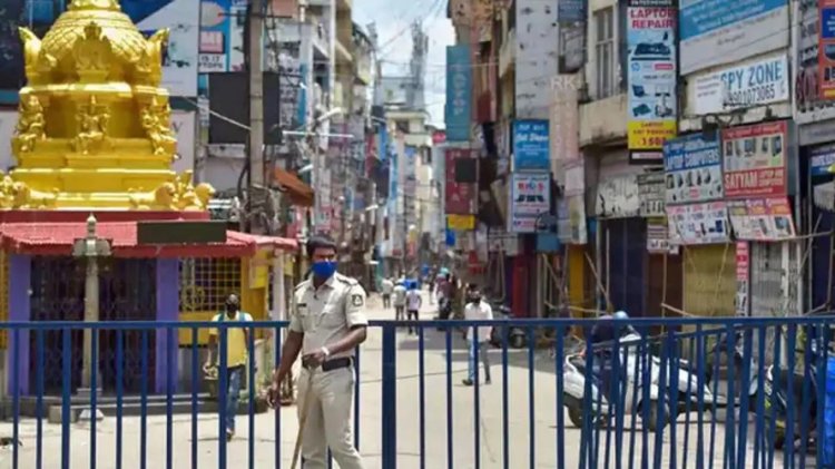 रांची – झारखंड सरकार ने कोरोना के संकट को देखते हुए, आईएएस अधिकारी केके सोन को झारखंड के स्वास्थ्य सचिव पद से हटा दिया गया है। उन्हें अब परिवहन विभाग का सचिव बनाया गया है। इस संबंध में कार्मिक, प्रशासनिक सुधार तथा राजभाषा विभाग ने अधिसूचना जारी कर दी है। ग़ौरतलब है कि केके सोन बीते माह 20 तारीख़ को कोरोना संक्रमित हुए थे। वर्तमान में वे आइसोलेशन में है।