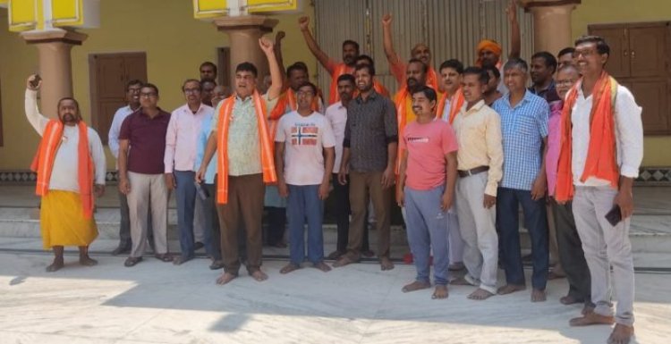 हरिहरनाथ मुक्तिनाथ यात्रा, मानपुर पटवाटोली श्री दुर्गा स्थान में पुष्पवर्षा एवं संतो व आचार्य को अंग वस्त्र भेंट कर सम्मानित अभिनंदन किया गया