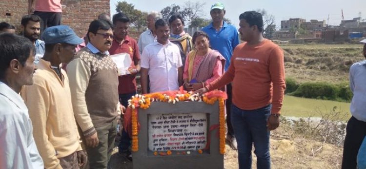 विधायक राजेश कच्छप ने तालाब की सीढ़ी और ग्रामीण सड़क का शिलान्यास किया