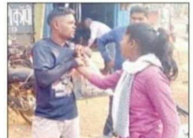 दो लड़कियों से करता था प्यार , दोनो प्रेमिकाओं ने युवक को बुलाकर की जमकर धुनाई