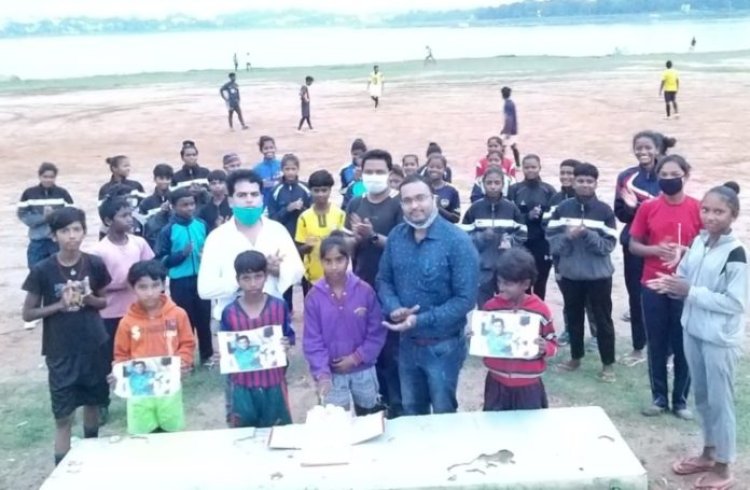 ग्रामीण फुटबॉल खिलाड़ियों ने सादगी से मनाया माही का 39 वां जन्मदिन