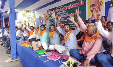  मुख्यमंत्री के समक्ष तीन सूत्री मांगों को लेकर हजारों प्रारंभिक शिक्षक बारिश में भी डटे  रहे