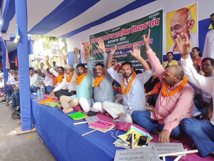 मुख्यमंत्री के समक्ष तीन सूत्री मांगों को लेकर हजारों प्रारंभिक शिक्षक बारिश में भी डटे रहे