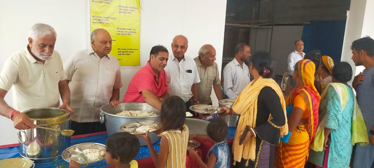 तुलसीदास जयंती पर श्री कृष्ण प्रणामी ट्रस्ट का 162 वां निःशुल्क अन्नपूर्णा भंडारा आयोजित