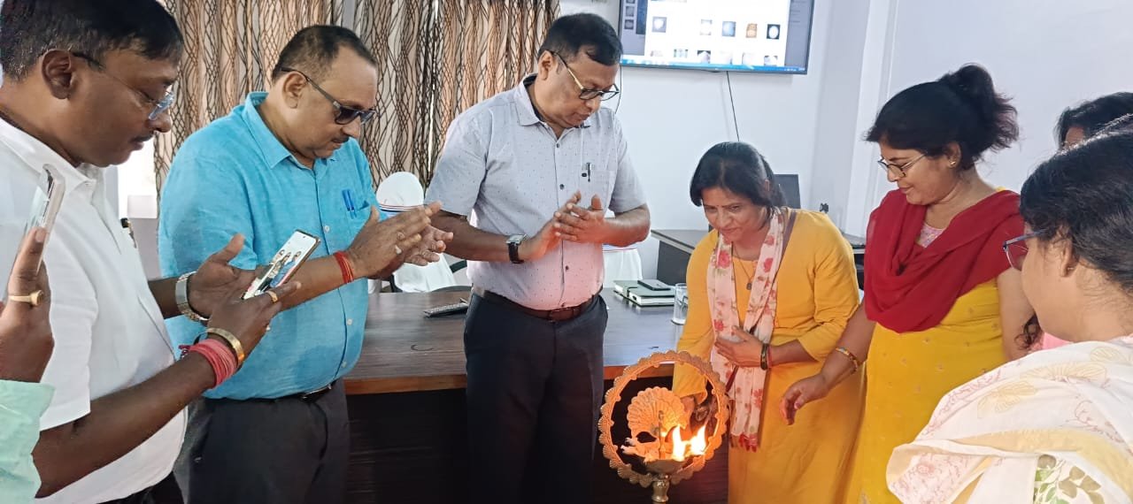 स्वरोजगार का सशक्त माध्यम है रंगीन मछली पालन : डॉ.एचएन द्विवेदी