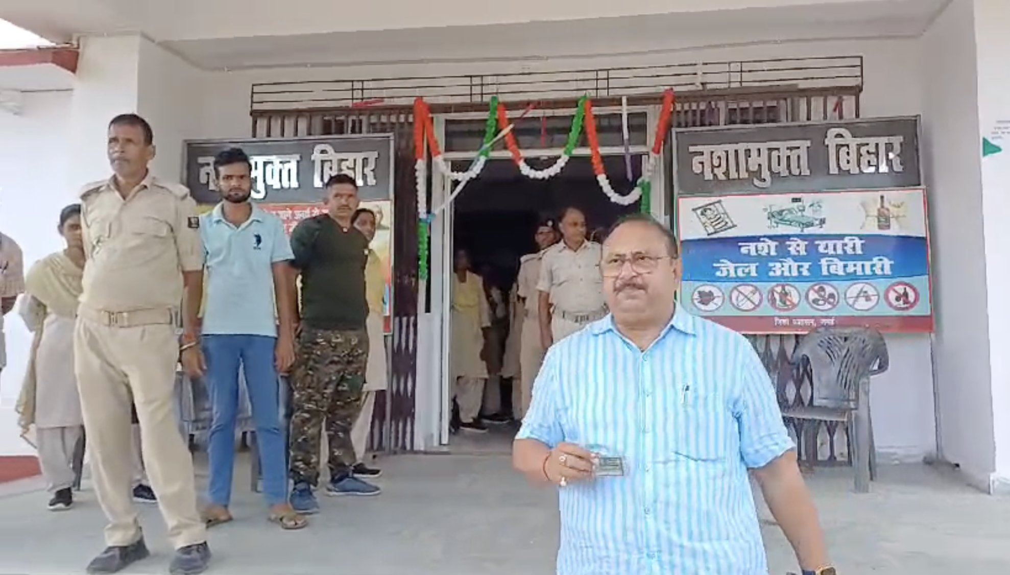 बिहार : सब-इंस्पेक्टर ने शराबबंदी की उड़ाई धज्जियाँ, शराब के नशे में पुलिस से की मारपीट