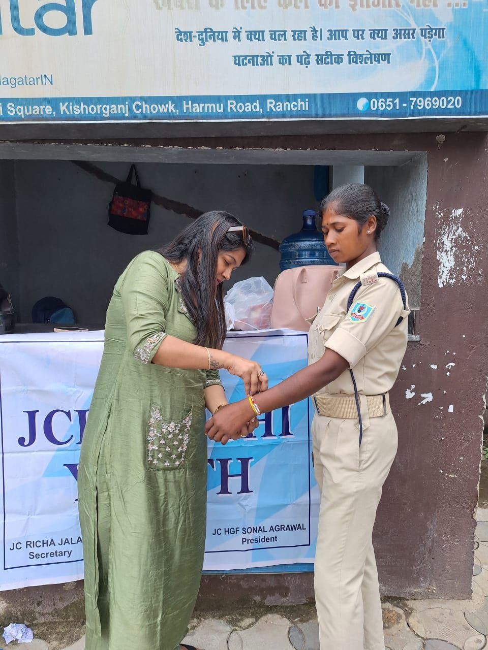 जेसीआई यूथ रांची के सदस्यों ने रक्षाबंधन पर पुलिसकर्मियों को बांधी राखी