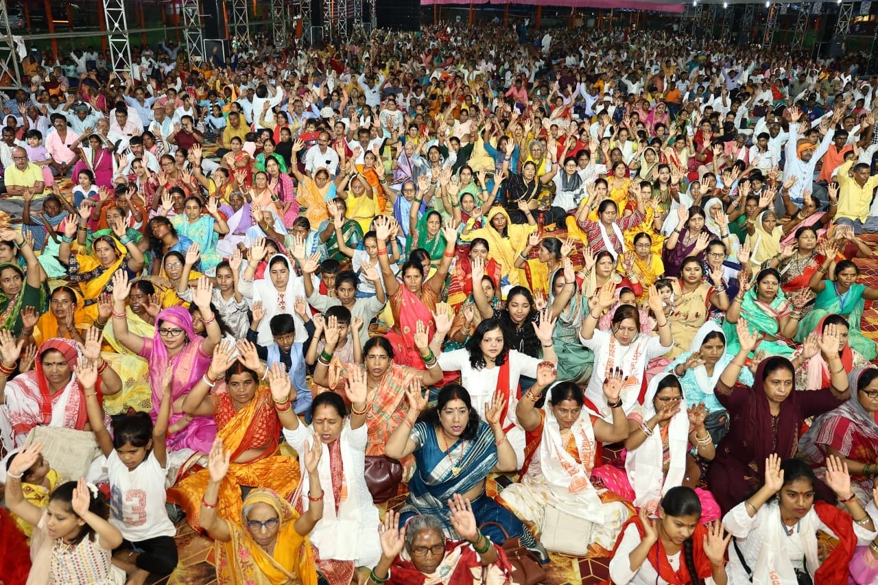 बीस हजार श्रद्धालुओं ने 5101 कुंडीय विश्व शांति वैदिक महायज्ञ यज्ञ में आहुति प्रदान की