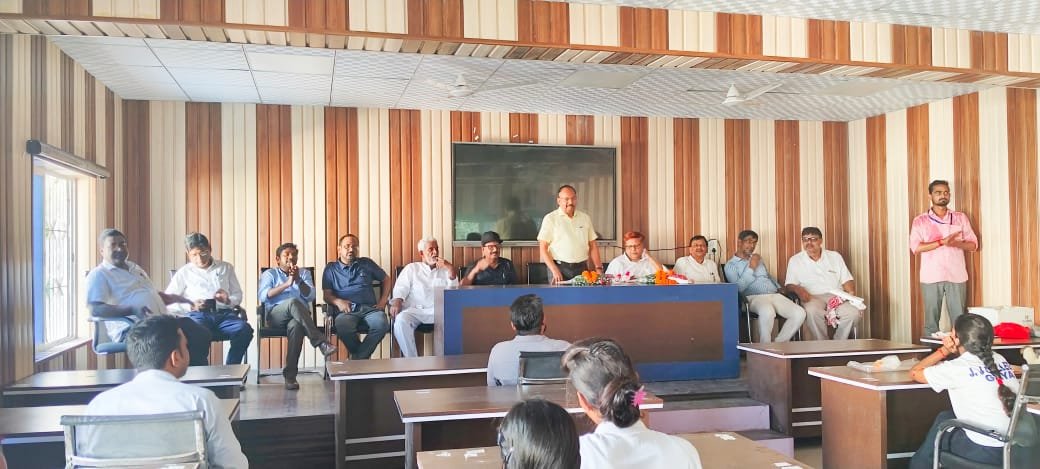 नैक से मान्यता मिलने पर एनसीसी एनएसएस द्वारा प्राचार्य का सम्मान