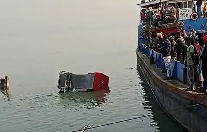 फायर ब्रिगेड की गाड़ी गंगा में डूबी, चालक लापता