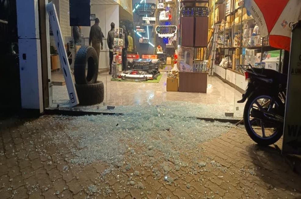 शोरूम पर अपराधियों ने की ताबड़तोड़ फायरिंग, पुलिस छानबीन में जुटी