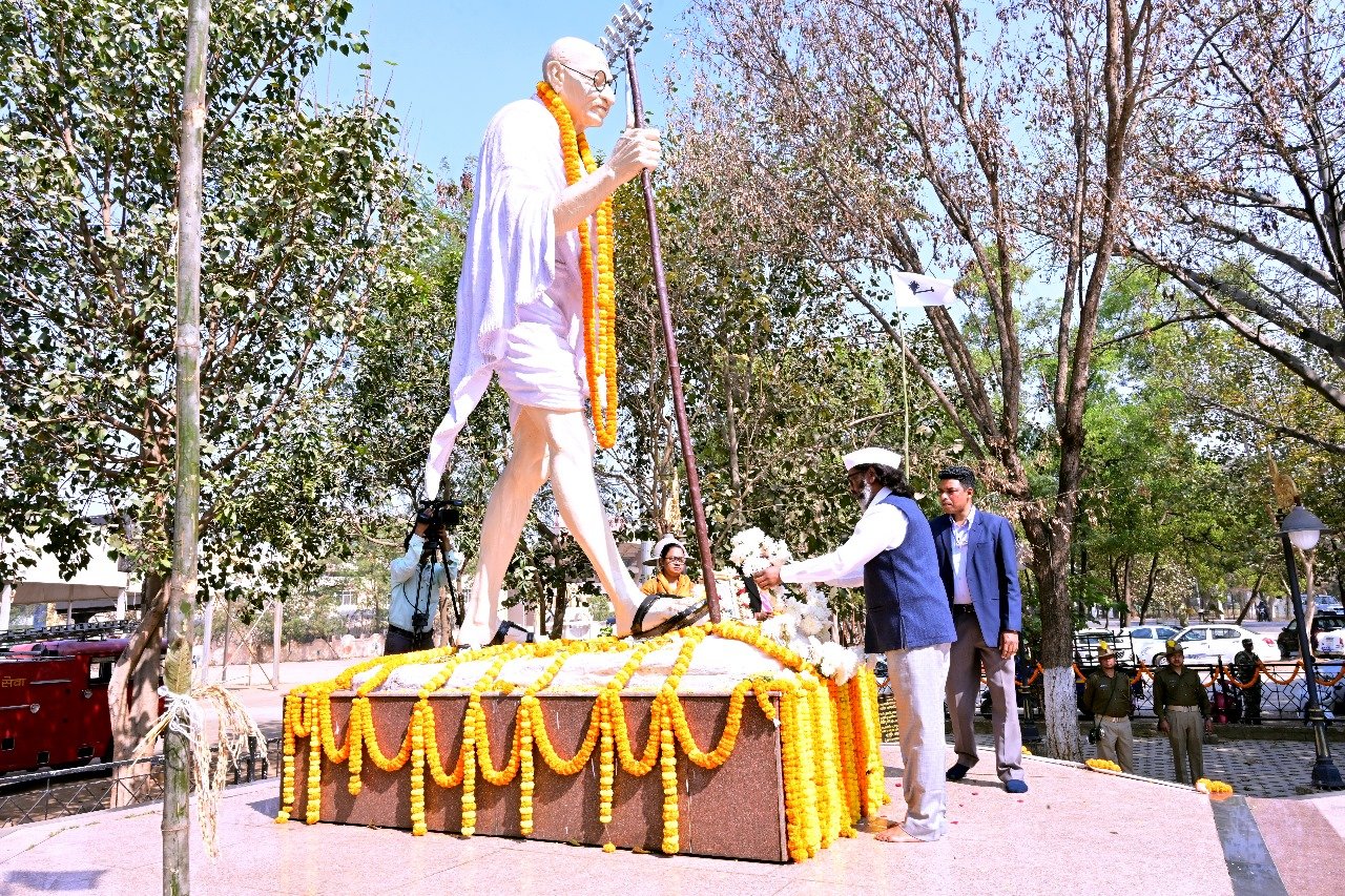 मुख्यमंत्री हेमन्त सोरेन ने राष्ट्रपिता महात्मा गांधी को दी भावपूर्ण श्रद्धांजलि, 2 मिनट का मौन रखा