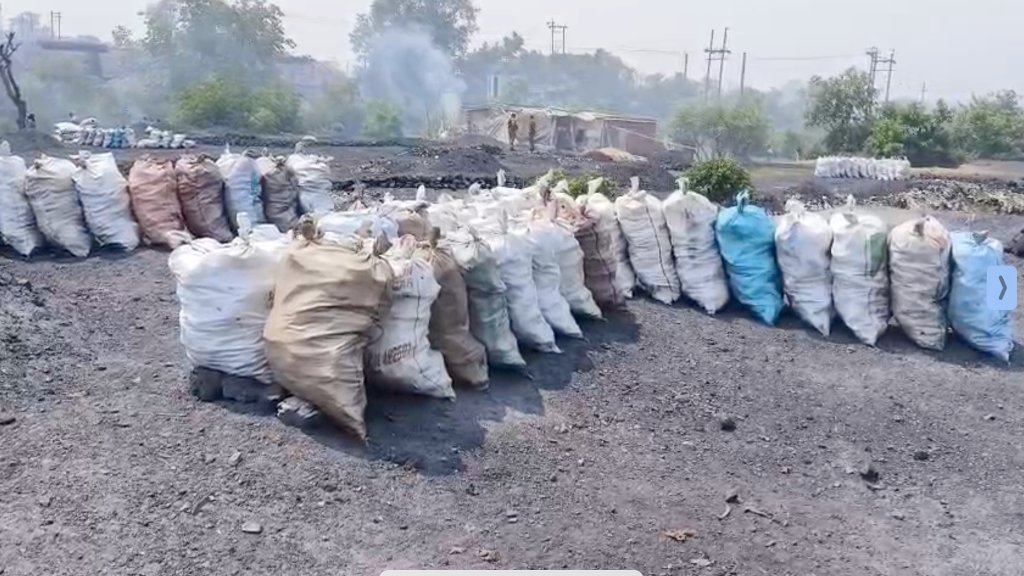 बोरियों में भरकर की जा रही कोयले की चोरी, छापेमारी में कई टन अवैध कोयला जब्त