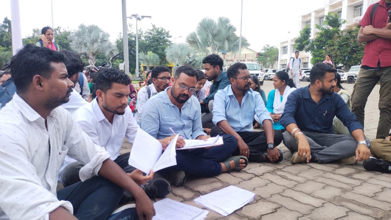 एकलव्य मॉडल स्कूल में शिक्षक बहाली में गड़बड़ी मामले में अभ्यर्थियों का धरना, उपायुक्त से वार्ता रहा बेनतीजा
