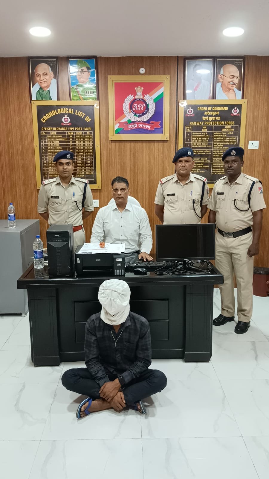 अवैध रेलवे टिकट बनाता आरोपी पकड़ा गया