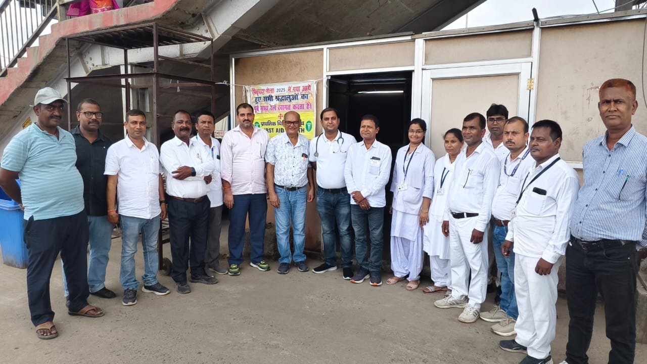 पितृपक्ष मेला 2025 : गया रेलवे स्टेशन पर स्वास्थ्य शिविर संपन्न भीड़भाड़ और कठिन परिस्थितियों में स्वास्थ्यकर्मियों की सराहनीय सेवा