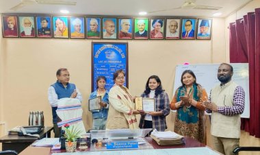 प्रधानाचार्या डॉ सीमा पटेल ने काव्या शर्मा एवं विद्या को दीं शुभकामनाएं