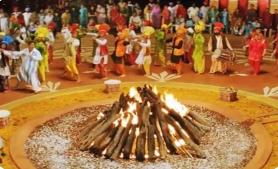 सती के योगाग्नि-दहन की याद में अग्नि जलाकर लोहड़ी पर्व मनाया जाता है 